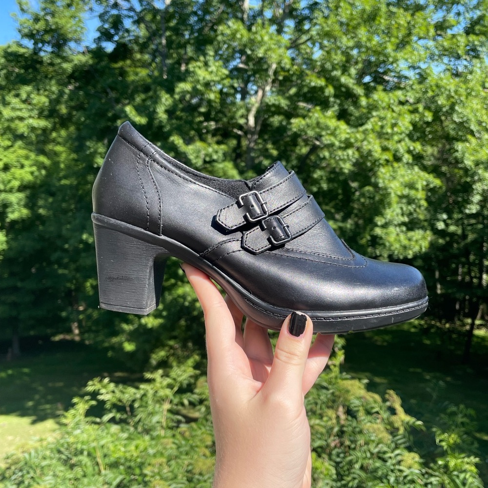 ADORABLE Thom Mcan loafers in the style “Black Clover”! They are a size 6!